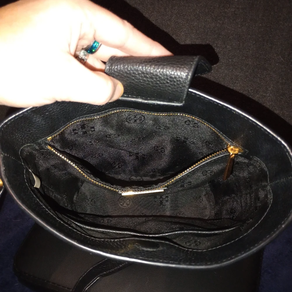 Tory Burch Britten Bucket Bag With Tory Burch Wallet - Picture 12 of 15